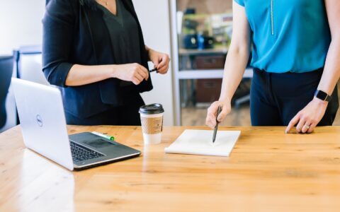 Mitarbeiter in Gesprächen für langfristige Mitarbeiterbindung